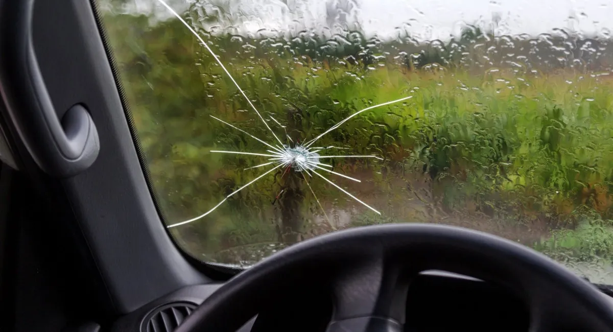 В Україні водіям дозволили їздити на автомобілях з тріщинами на лобовому склі - today.ua