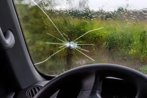 В Україні водіям дозволили їздити на автомобілях з тріщинами на лобовому склі