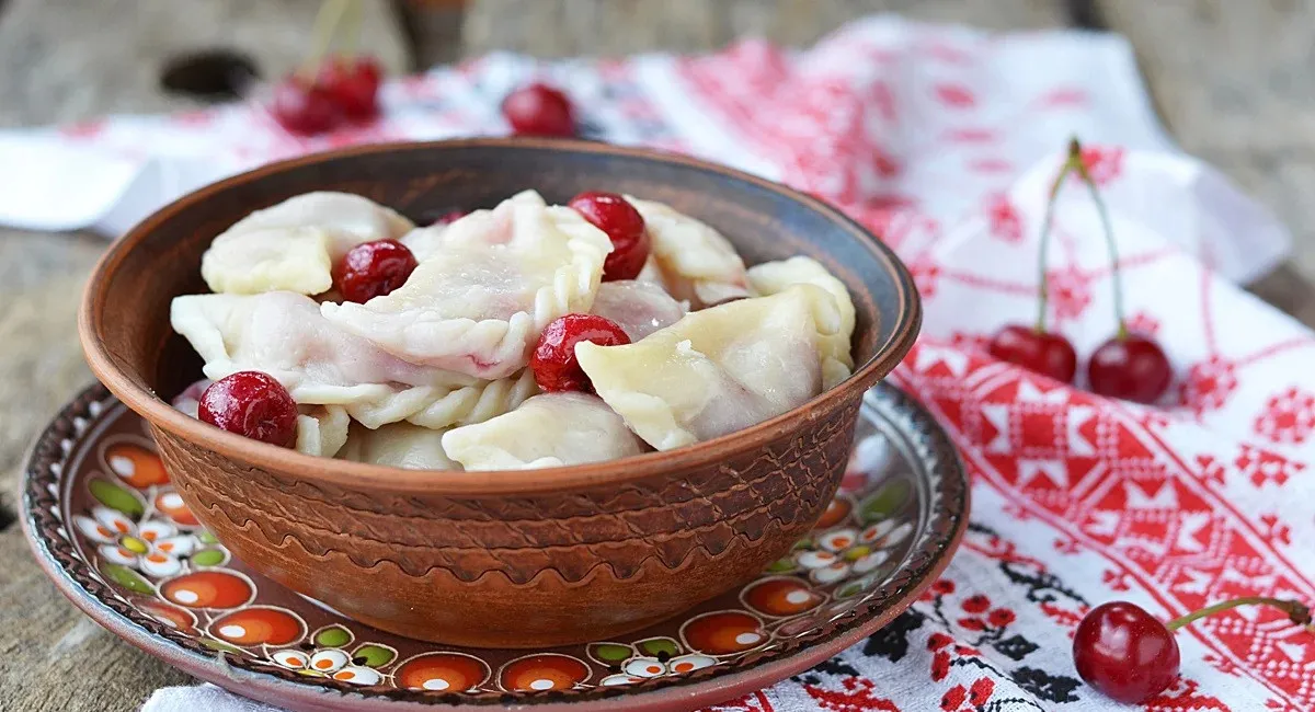 Вареники с вишней: как приготовить вкусное угощение с сочной ягодной начинкой - today.ua