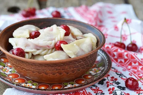 Вареники з вишнею: як приготувати смачні ласощі з соковитою ягідною начинкою