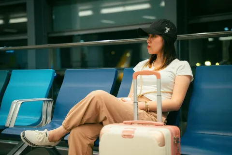 Могут возникнуть проблемы: туристка рассказала, какую одежду лучше не надевать в аэропорт 