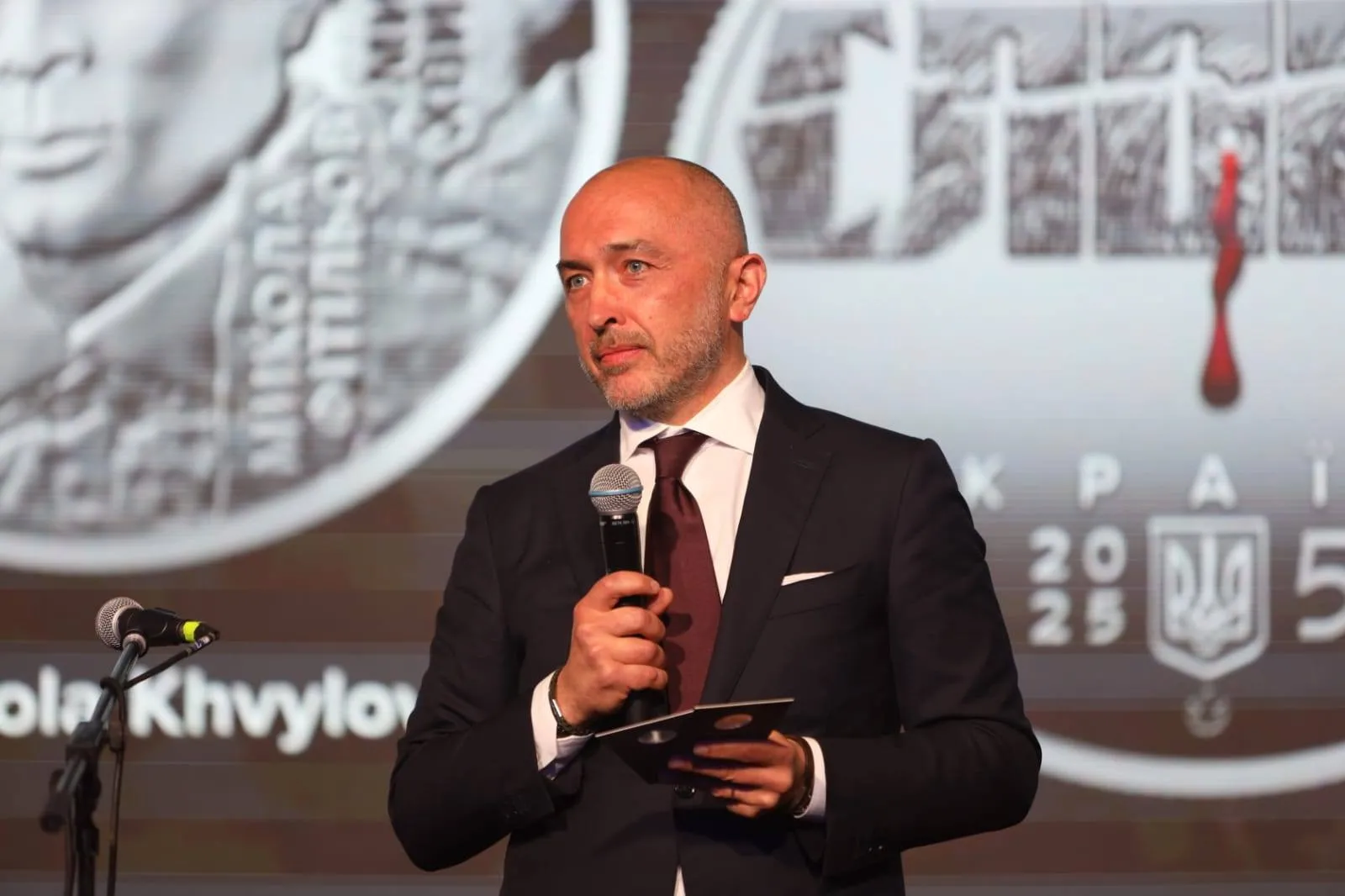 В Україні з'явилися дві нові монети номіналом 5 гривень з кольоровим друком В Україні з'явилися дві нові монети номіналом 5 гривень з кольоровим друком - today.ua