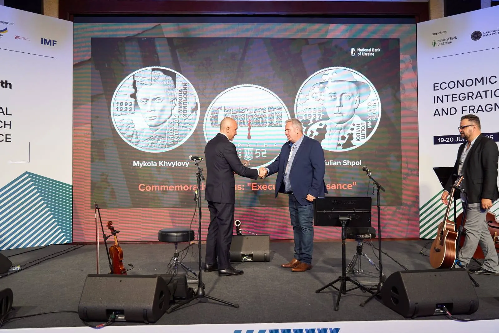 В Україні з'явилися дві нові монети номіналом 5 гривень з кольоровим друком В Україні з'явилися дві нові монети номіналом 5 гривень з кольоровим друком - today.ua