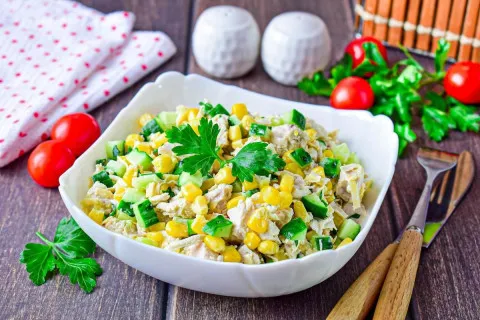 Нічого варити не потрібно: як приготувати смачний і ситний салат за лічені хвилини