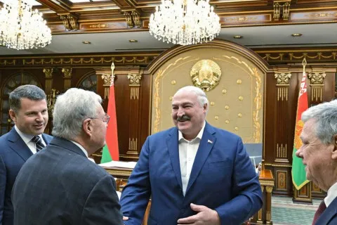 Спілкувалися понад шість годин: про що насправді говорили Келлог та Лукашенко у Мінську