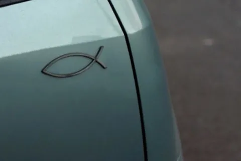 Навіщо водії на автомобілях ззаду клеять знак рибки