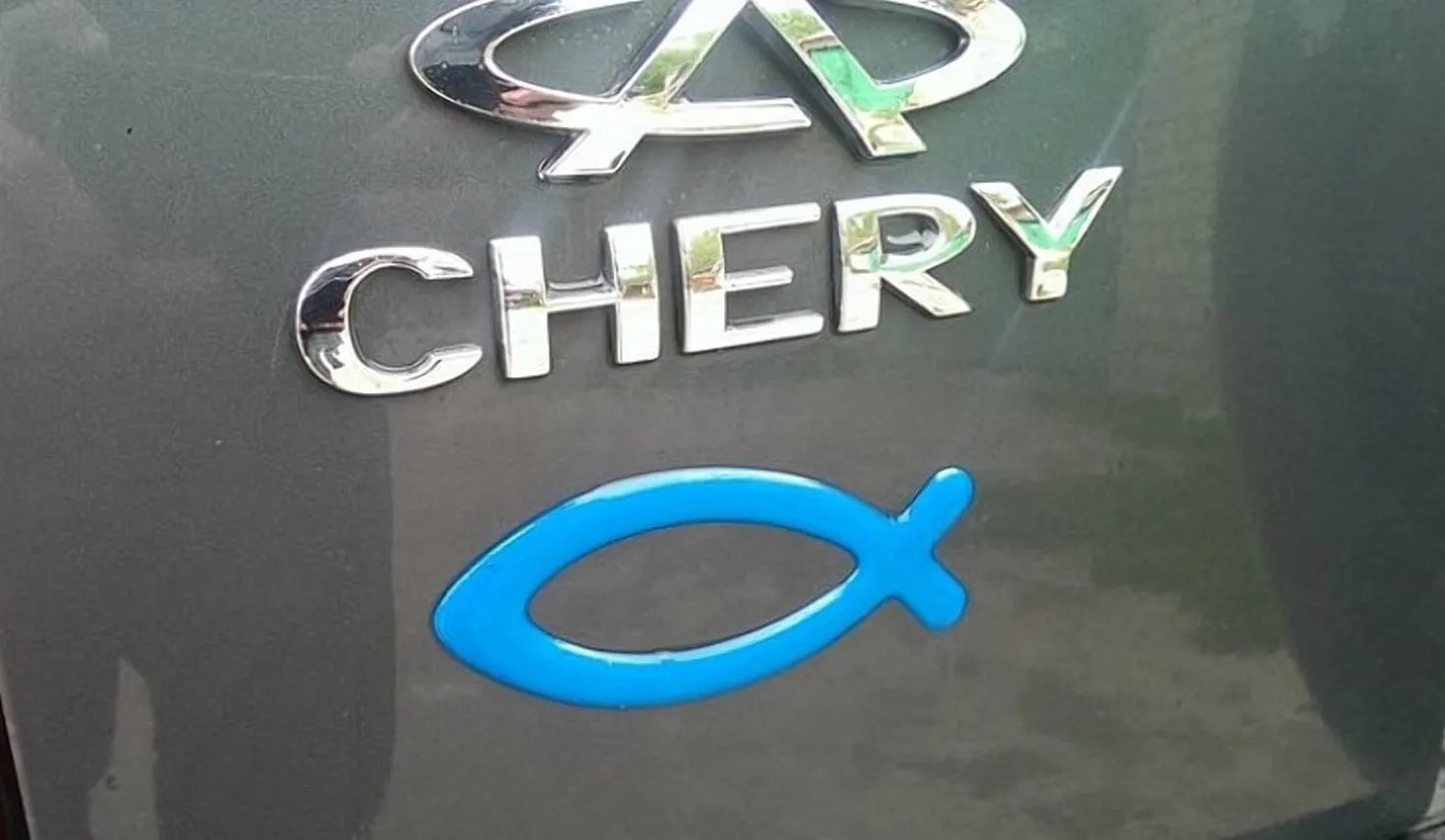 Навіщо водії на автомобілях ззаду клеять знак рибки - today.ua