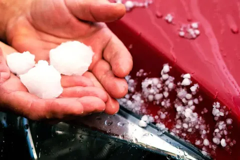 Як швидко захистити автомобіль від граду, якщо немає гаража та критого паркінгу