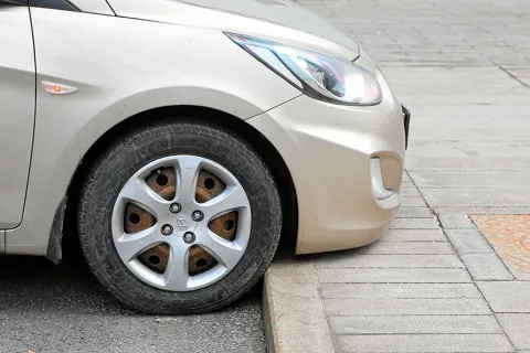 Яка одна помилка при паркуванні автомобіля значно знижує ресурс шин