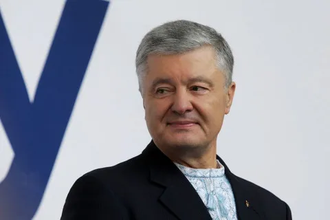 Порошенко позасмагав зі своїми дорослими синами у Туреччині на морі та подарував їм мільйон доларів