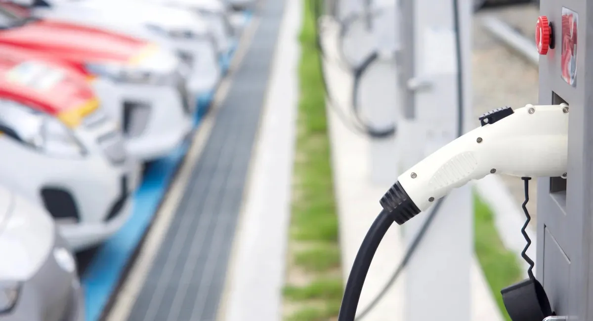 Имеют много недостатков: опытный механик рассказал, почему он не хочет пересаживаться на электромобили - today.ua