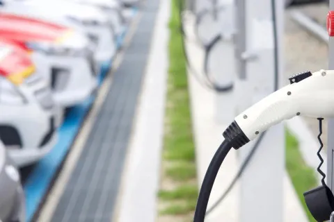 Имеют много недостатков: опытный механик рассказал, почему он не хочет пересаживаться на электромобили