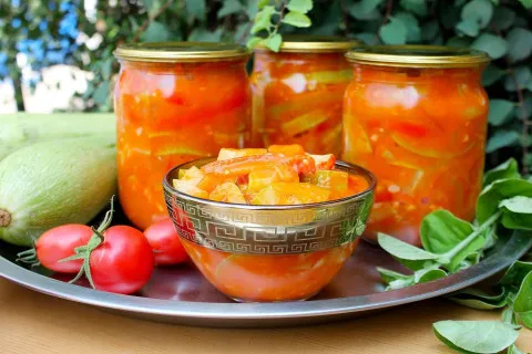 Кабачки в томатном соусе на зиму: как просто приготовить аппетитный овощной салат 