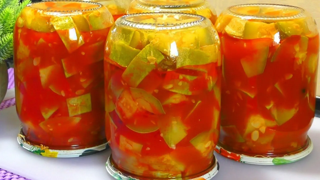 Кабачки в томатном соусе на зиму: как просто приготовить аппетитный овощной салат  - today.ua