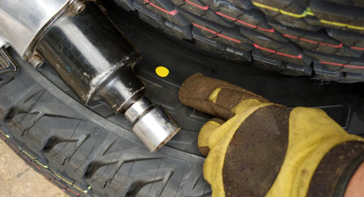Експерти розкрили таємницю червоних та жовтих точок на шинах - today.ua