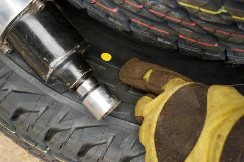 Експерти розкрили таємницю червоних та жовтих точок на шинах