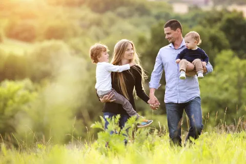 Сім’ї, в яких виховують не менше двох дітей, звільнять від податку на доходи фізичних осіб: що відомо про нову пільгу