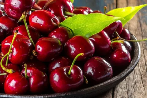 На тлі захмарних цін на ягоди в Києві можна купити черешню за 5 гривень