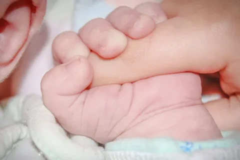 В Україні з 2026 року відчутно зросла допомога при народженні дитини: які суми виплачуватимуть