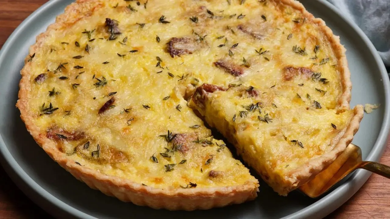 Пиріг з куркою та грибами: як приготувати ситну закуску з яскравим і насиченим смаком - today.ua