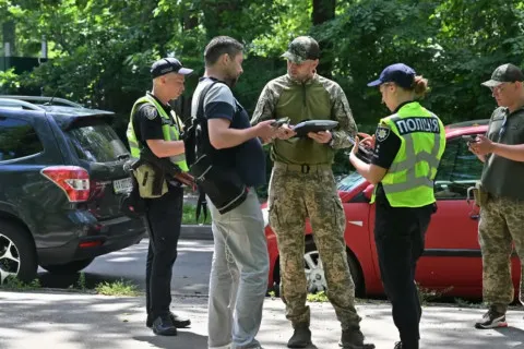 Не умеют общаться с гражданскими: омбудсмен призвала убрать с улиц военных ТЦК и СП