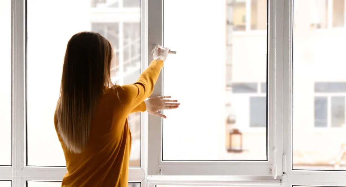 Жителей украинского города призвали плотно закрывать окна и двери: какая опасность их поджидает на улице - today.ua