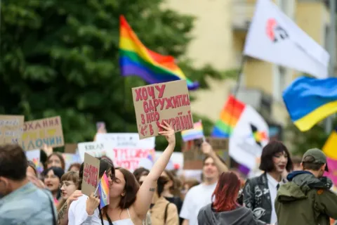 "Признайте наши семьи": в Украине стартовал Месяц Прайда-2026, в рамках которого в разных городах пройдут акции в поддержку ЛГБТ-сообщества