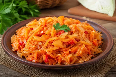 Самая вкусная тушеная капуста: какой ингредиент сделает блюдо ярче и ароматнее