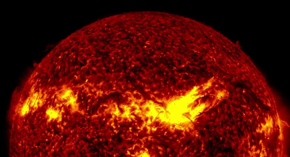 Ba vụ b&ugrave;ng ph&aacute;t mạnh mẽ, bất ngờ đ&atilde; xảy ra tr&ecirc;n Mặt Trời: một đ&aacute;m m&acirc;y plasma khổng lồ đang bay về ph&iacute;a ch&uacute;ng ta - h&ocirc;m nay.