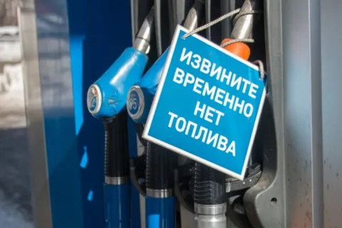 Придется терпеть и москвичам: из-за ударов по НПЗ в 14 регионах РФ ввели жесткие лимиты на бензин