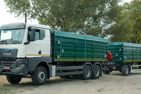 На дорогах України з’являться довгомірні автопоїзди із кількох ланок: які переваги таких перевезень