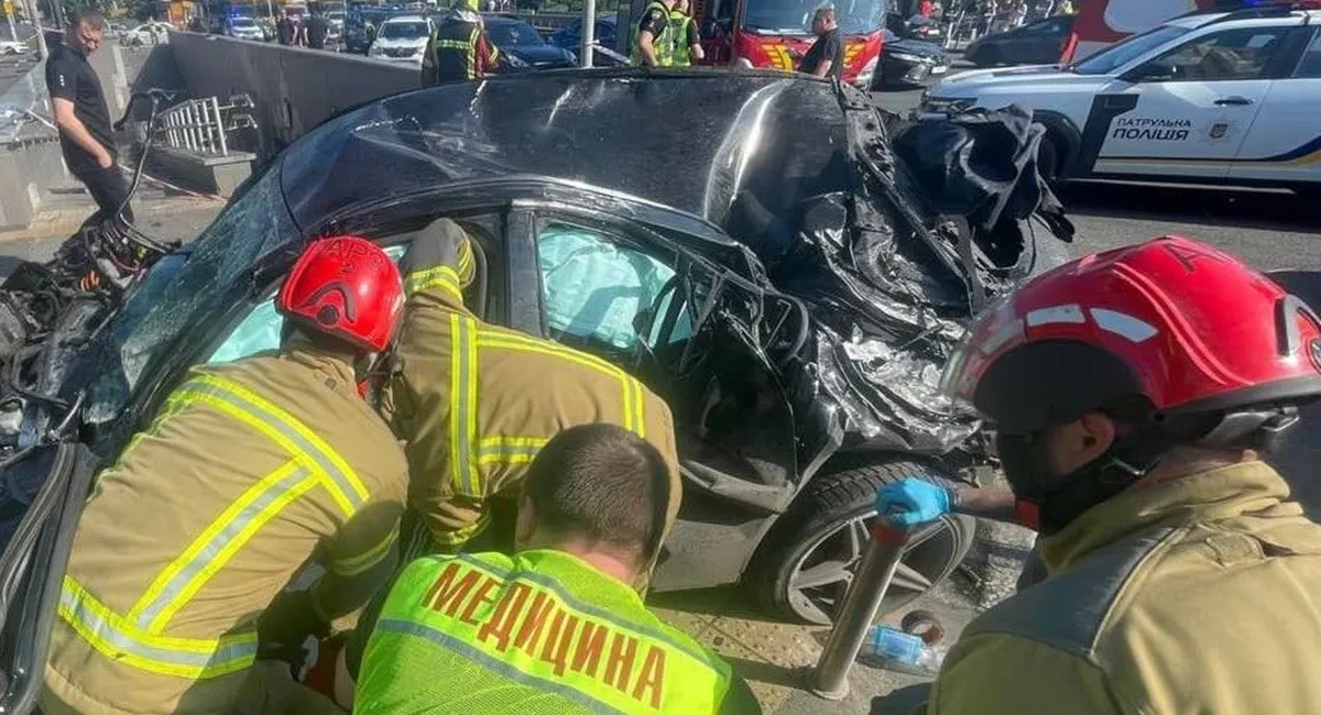 Ужасное ДТП возле Караваевых Дач в Киеве: неуправляемый Mercedes врезался в пешеходов, много жертв (фото, видео) - today.ua