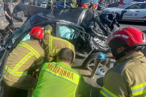 Ужасное ДТП возле Караваевых Дач в Киеве: неуправляемый Mercedes врезался в пешеходов, много жертв (фото, видео)