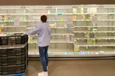 В супермаркетах АТБ быстро пустеют продуктовые полки: говорят о жестком дефиците продовольствия