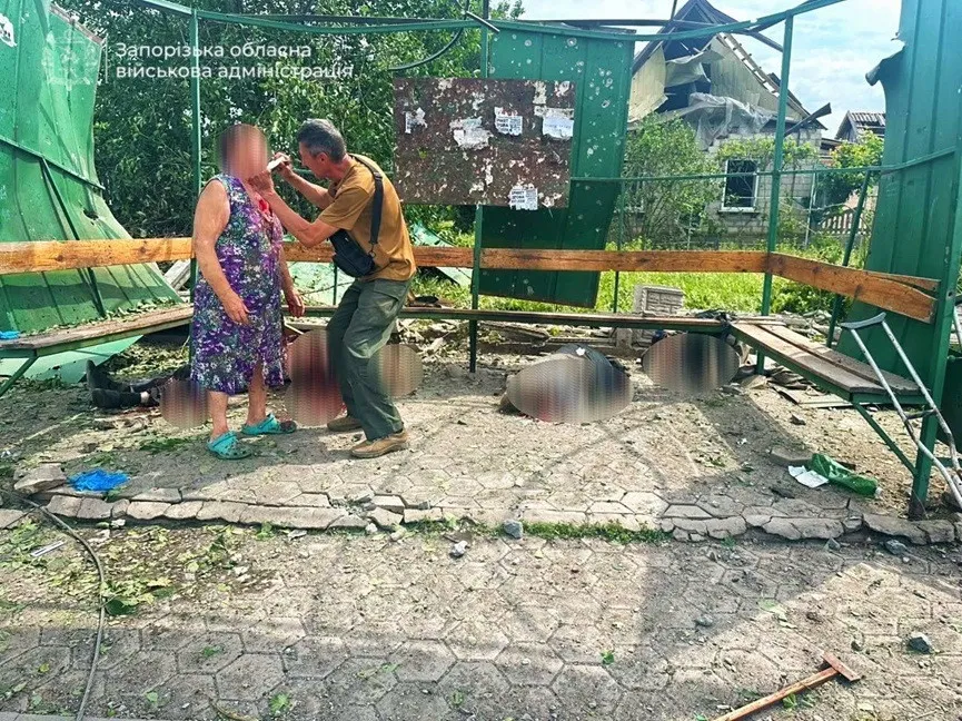 Кривава неділя на Запоріжжі: росіяни влаштувала пекло на зупинці в Балабиному, є загиблі (фото) Кривава неділя на Запоріжжі: росіяни влаштувала пекло на зупинці в Балабиному, є загиблі (фото) - today.ua