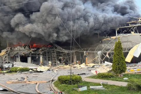 Півтори години пекла: у Васильківці 12 авіабомб рознесли ринок, є важкі поранені (відео)