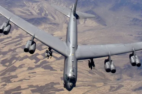 Найбільша катастрофа за 44 роки: у США розбився бомбардувальник B-52, загинув увесь екіпаж (відео)
