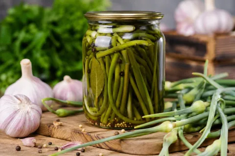 Многие выбрасывают их, а зря: рецепт аппетитных маринованных стрелок чеснока