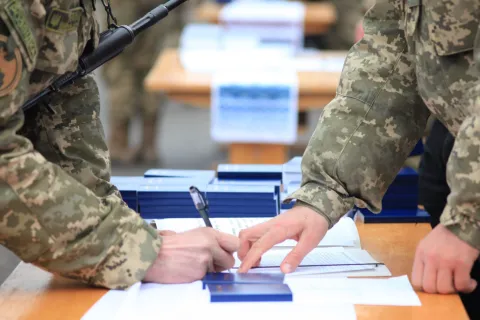 Служба з фіксованим терміном і відстрочкою: як укласти контракт цивільним та діючим військовим