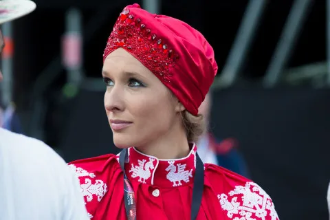 Катя Осадчая в кружевной вышиванке повторила древний купальский обряд (фото, видео)