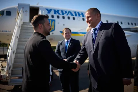 Політолог розповів про можливий політичний альянс Зеленського та Залужного: чи "посватав" президент посла до свого табору