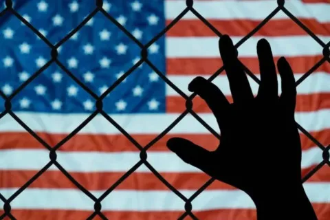 "Двері Америки повністю зачинені": США більше не прийматимуть прохачів притулку