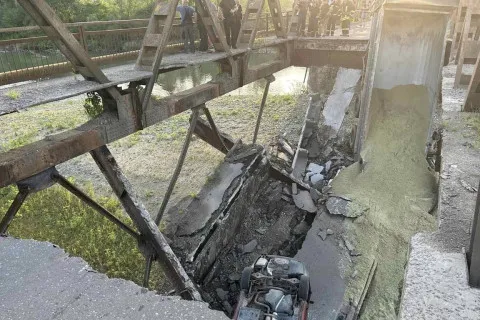 Окупанти в логістичному тупику: обвалився стратегічний міст до Криму (фото)