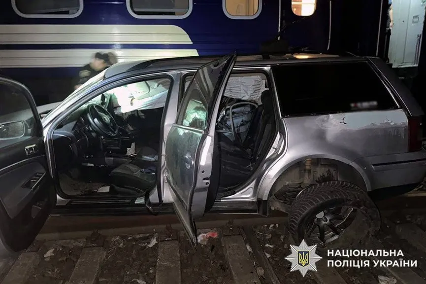 Кривава ДТП на переїзді: у Хмельницькому загинули 18-річні хлопець і дівчина (фото) - today.ua