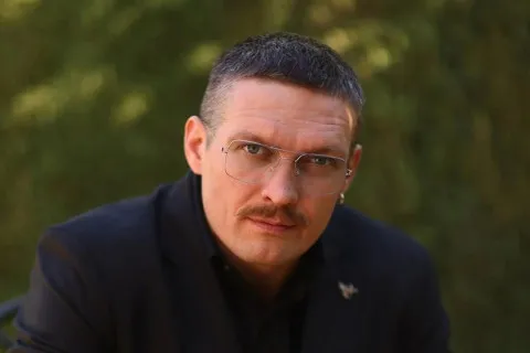 Усик отримав ступінь доктора філософії в галузі права: боксер успішно захистив дисертацію