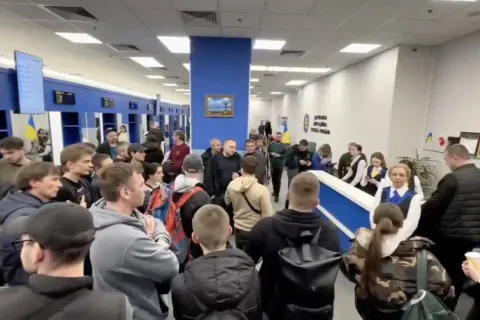 Всех украинских мужчин за границей поставят на воинский учет без посещения ТЦК: что придумала власть