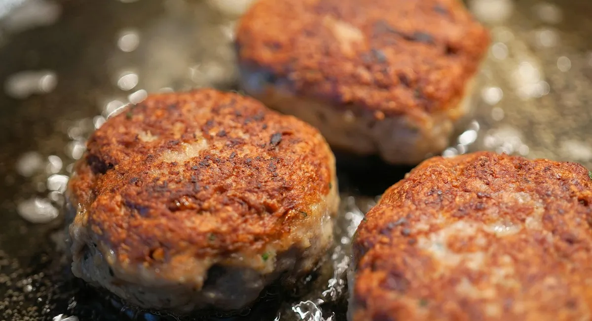 Рецепт котлет – соковитих всередині та з хрусткою скоринкою зовні: вийдуть не гірше, ніж у ресторані - today.ua