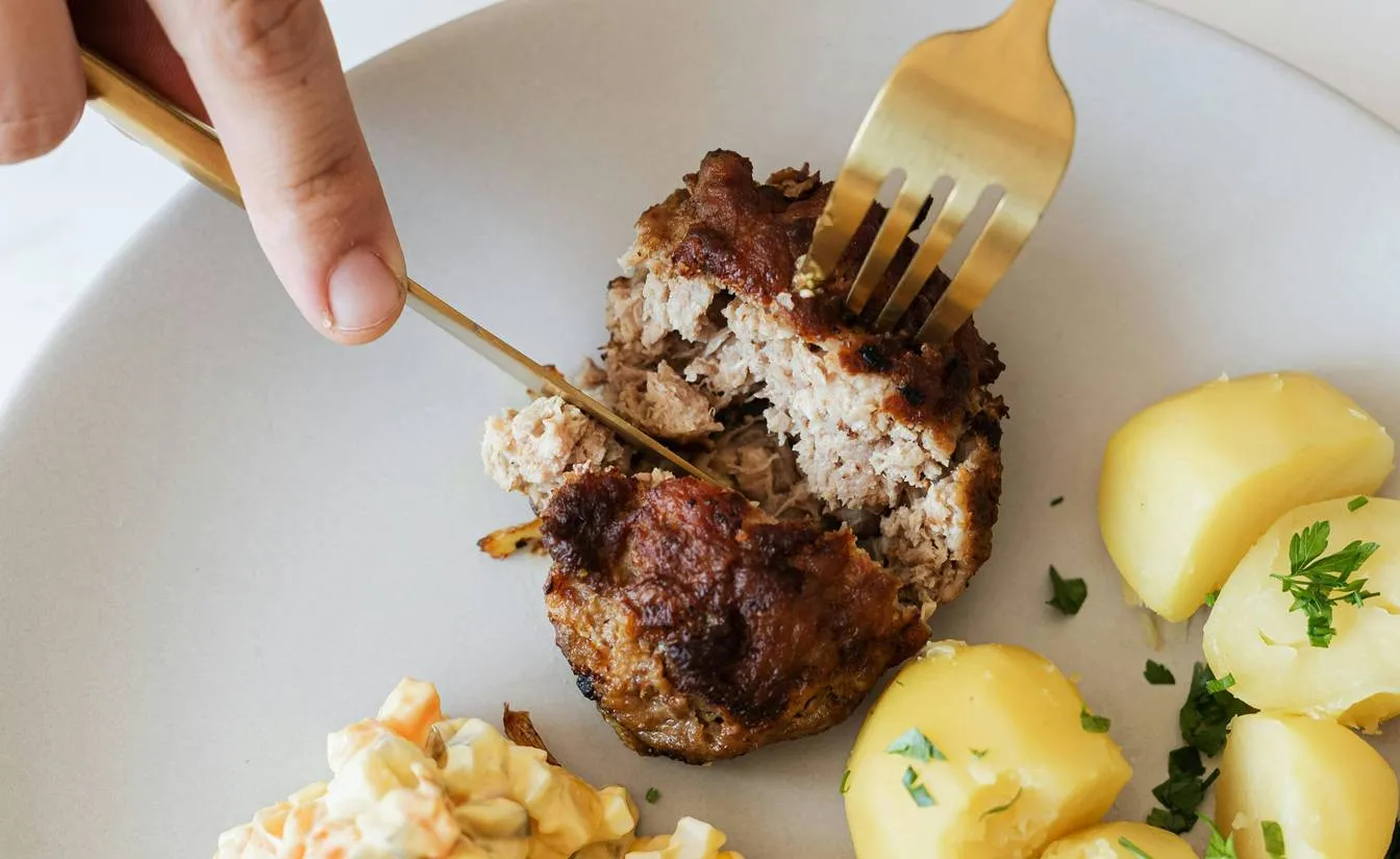 Рецепт котлет – соковитих всередині та з хрусткою скоринкою зовні: вийдуть не гірше, ніж у ресторані - today.ua