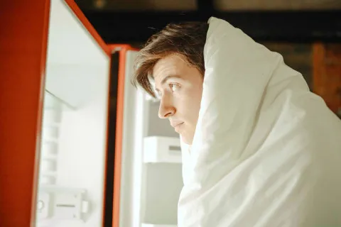 Як перестати їсти перед сном: дієтологи дали кілька корисних порад