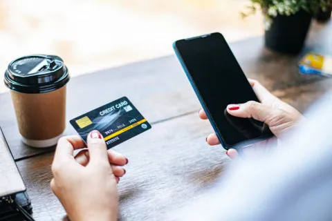 Ощадбанк заблокирует карты части клиентов: кому следует срочно посетить отделение